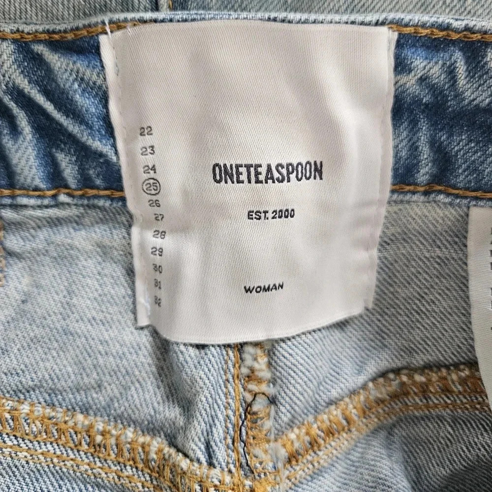 One Teaspoon Distressed Denim Shorts Light Wash Cuffed Raw Hem Women Size 25 NWT - Picture 4 of 6